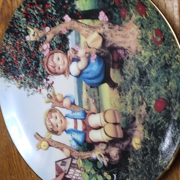 M.J. Hummel set of Little Companions plates - Picture 6 of 9